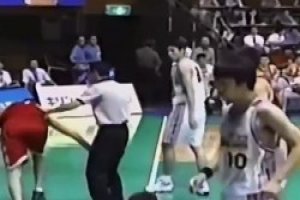 啊这...当年王仕鹏踩到日本球员裆部被吹违体
