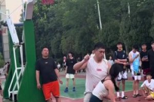 在野球场对女生最大的尊重，就是全力的防守